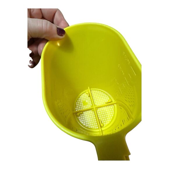 Vintage Rubbermaid Hand Held 3-Cup Sifter YELLOW Heavy Duty Plastic USA - Picture 7 of 7